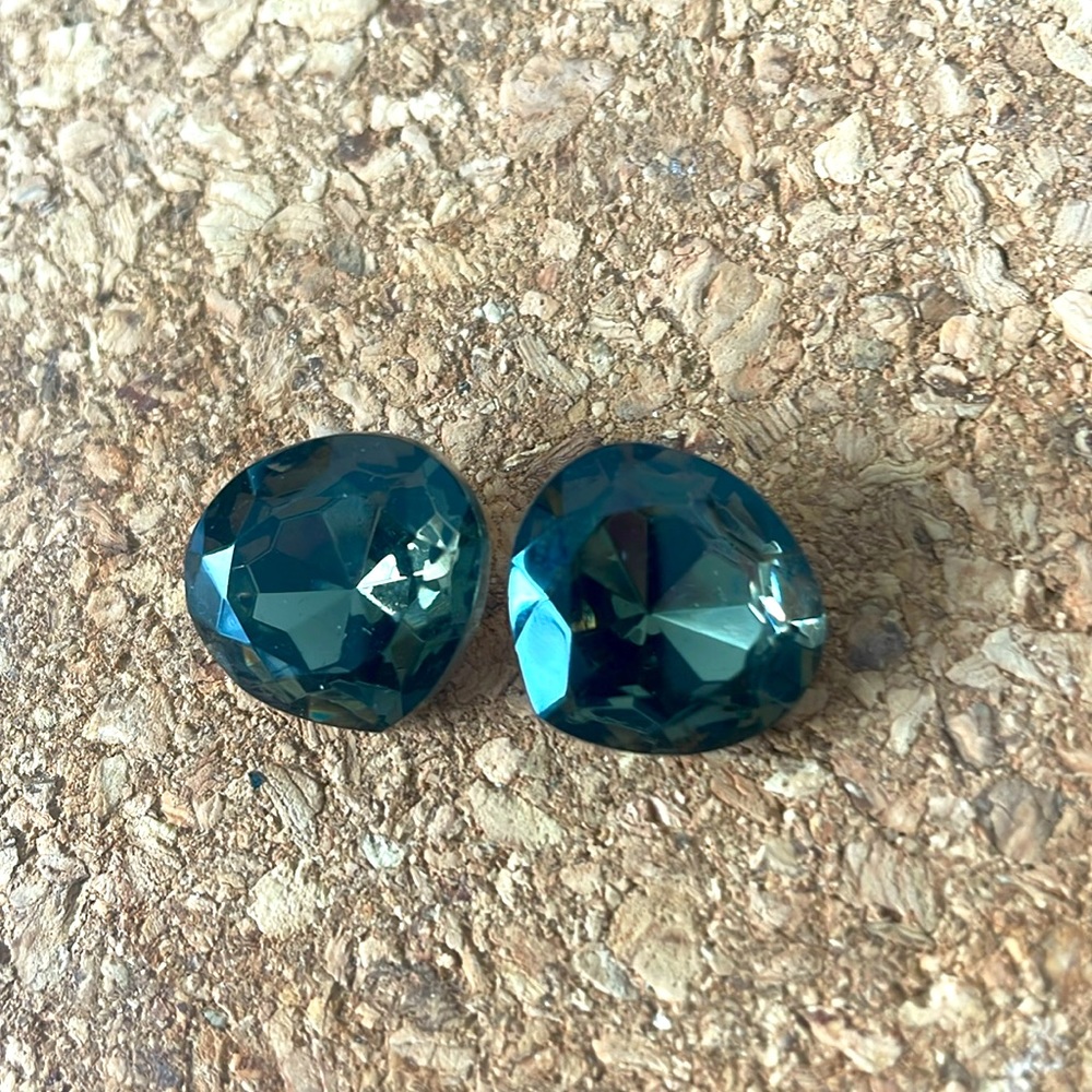 Swarovski circa 1950’s Grey Black Wide Pear Crystal Beads 17mm wide 🖤